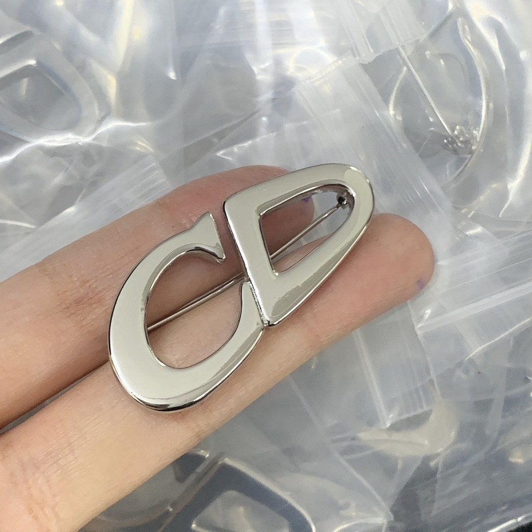 Brooch 6