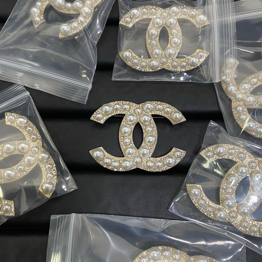 Brooch 18