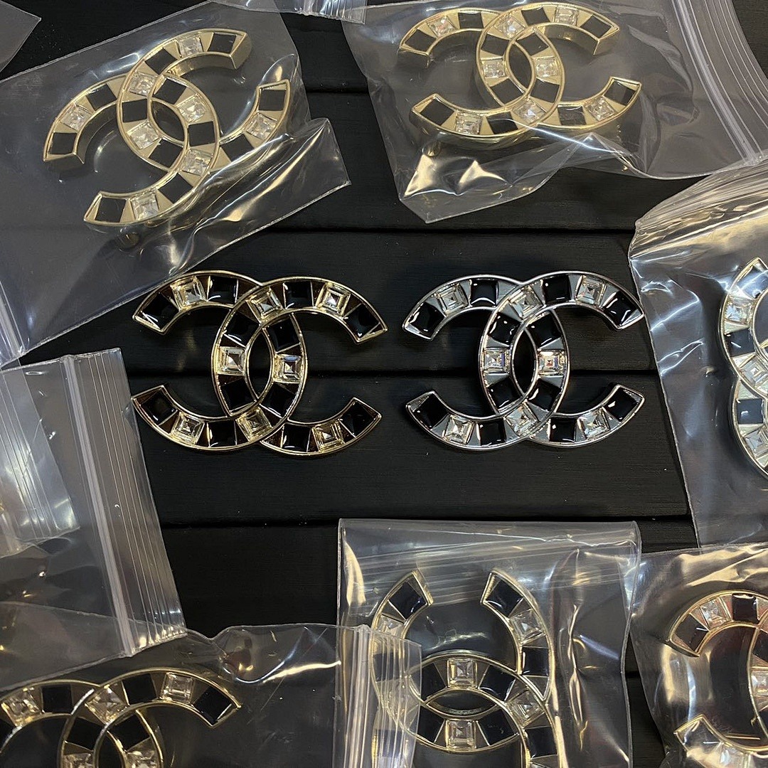 Brooch 22