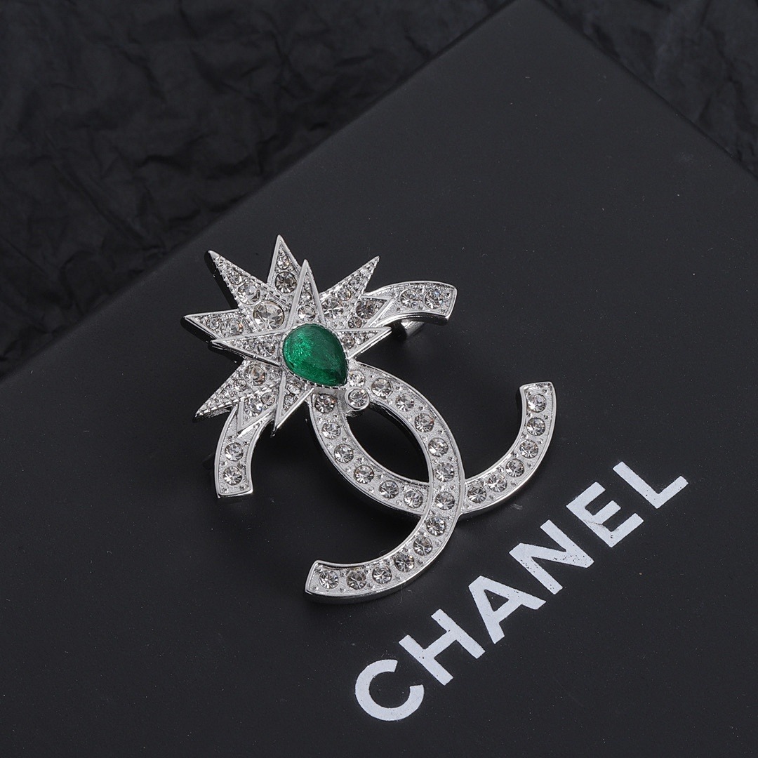 Brooch 30