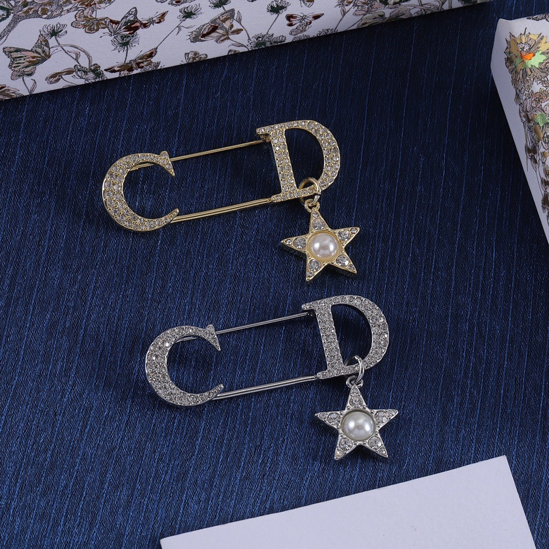 Brooch 32