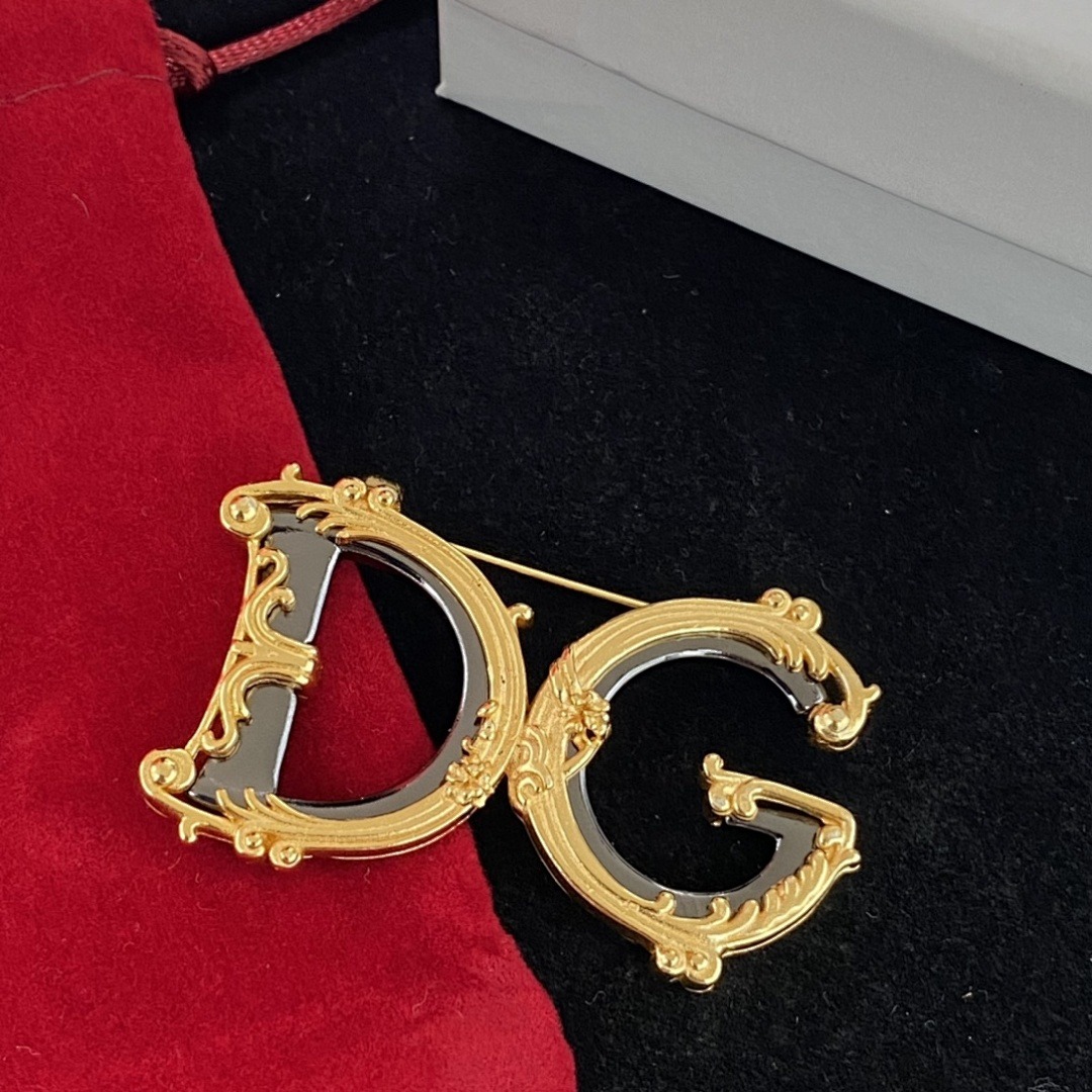 Brooch 121