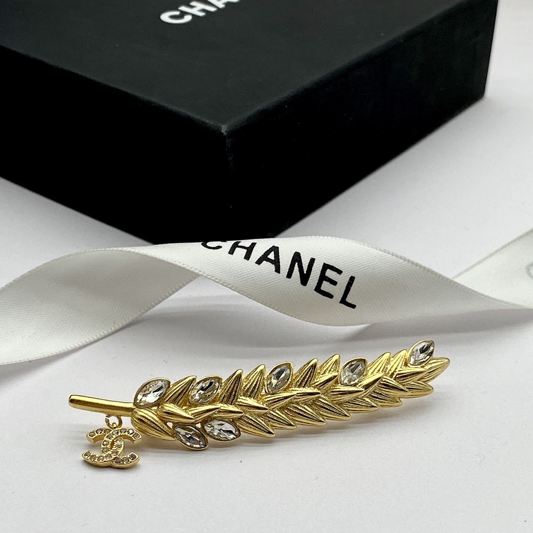 Brooch 220