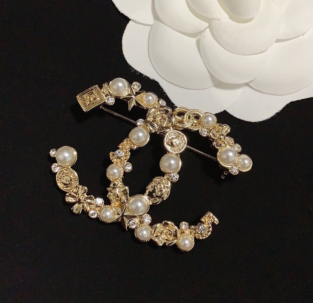 Brooch 261