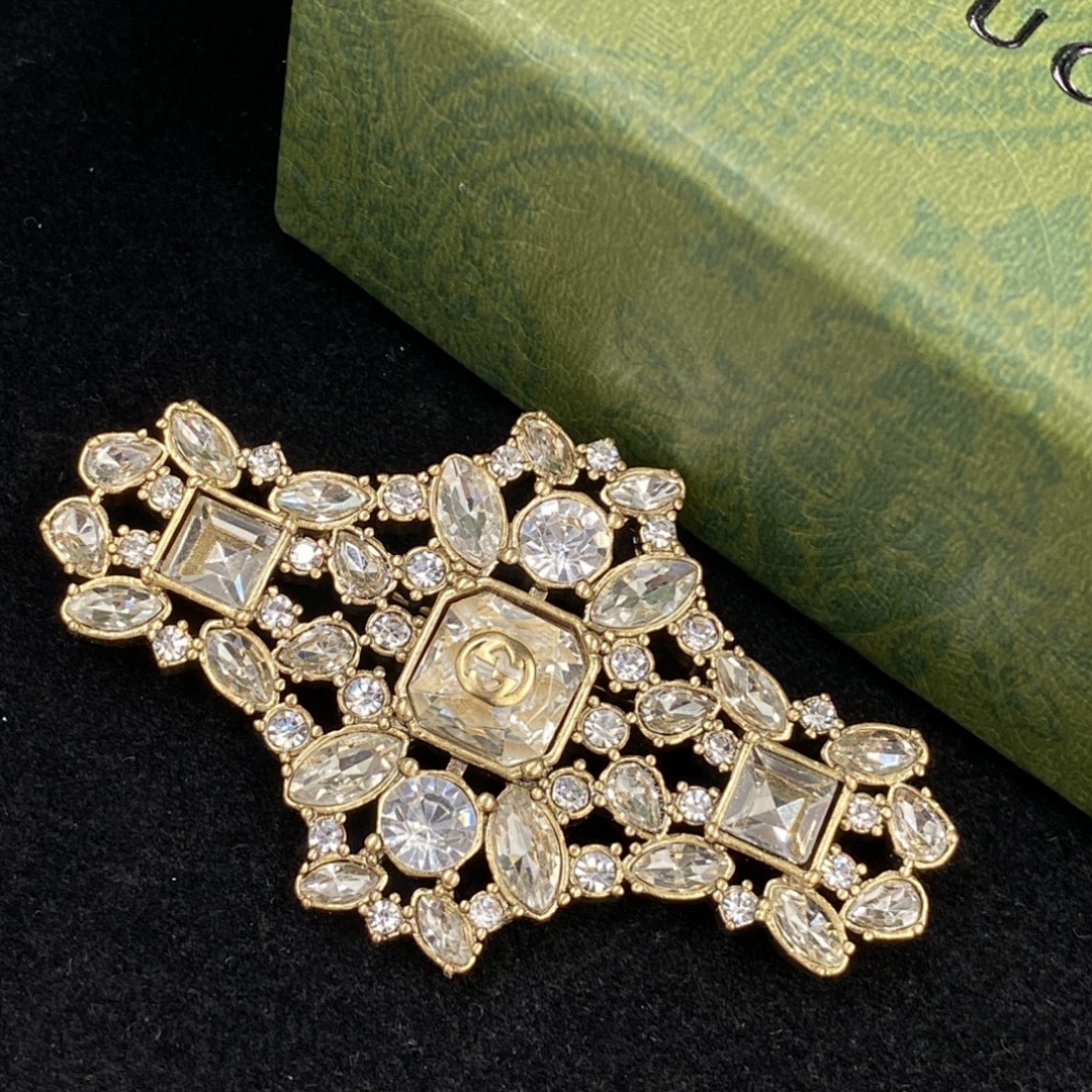 Brooch 352