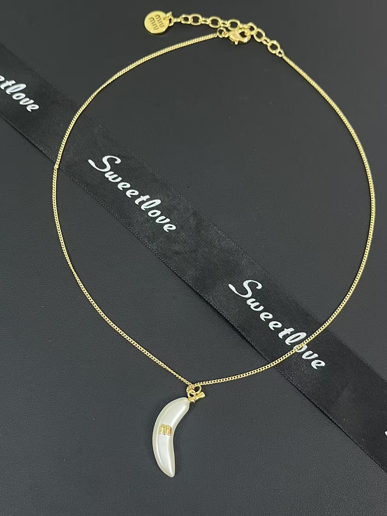 Curved Pearl Pendant Necklace