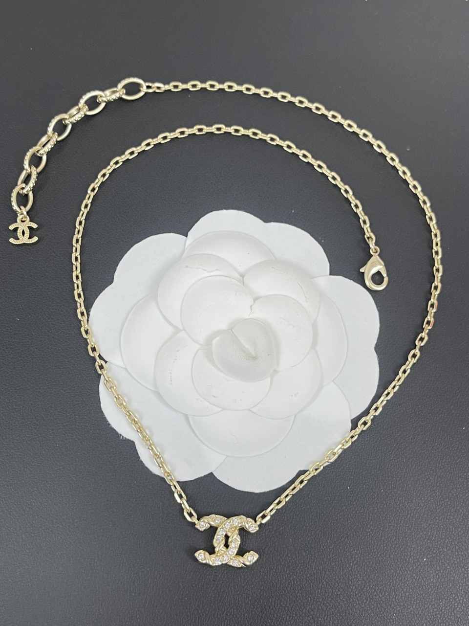 Ribbon Pendant Necklace