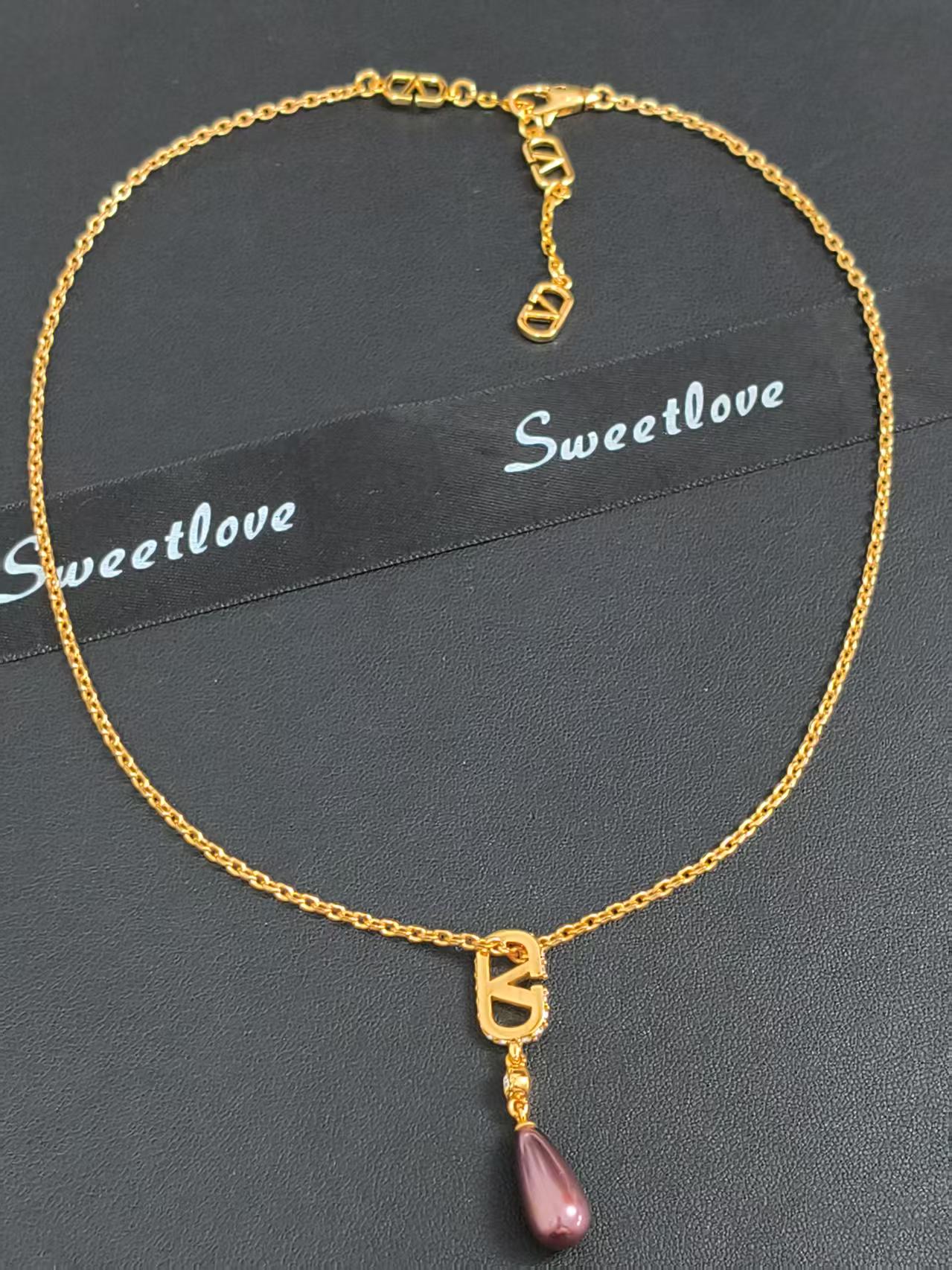Teardrop Pendant Necklace