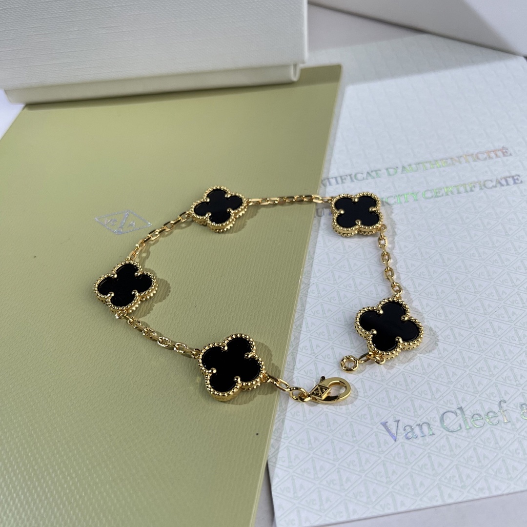 VCA Bracelet 14