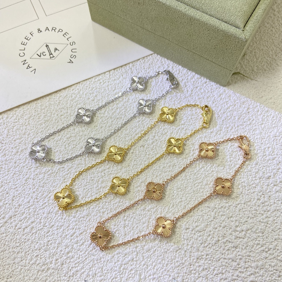 VCA Bracelet 33