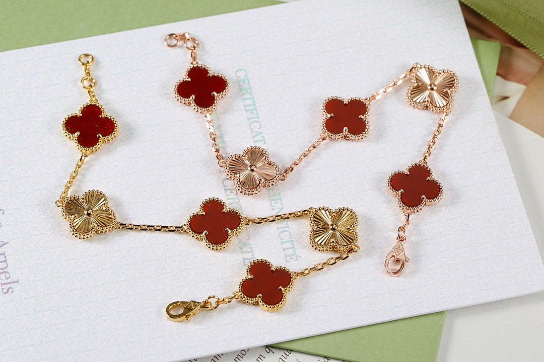 VCA Bracelet 102