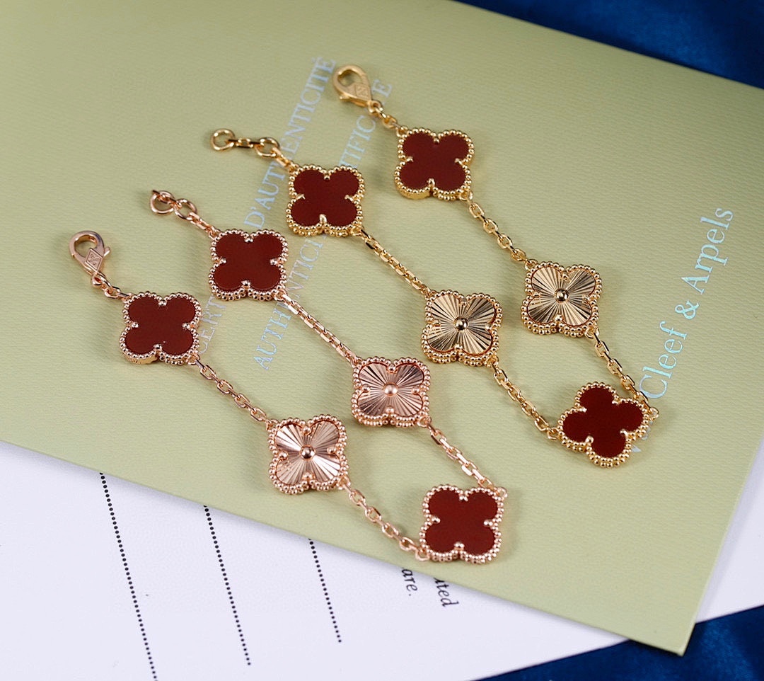 VCA Bracelet 113