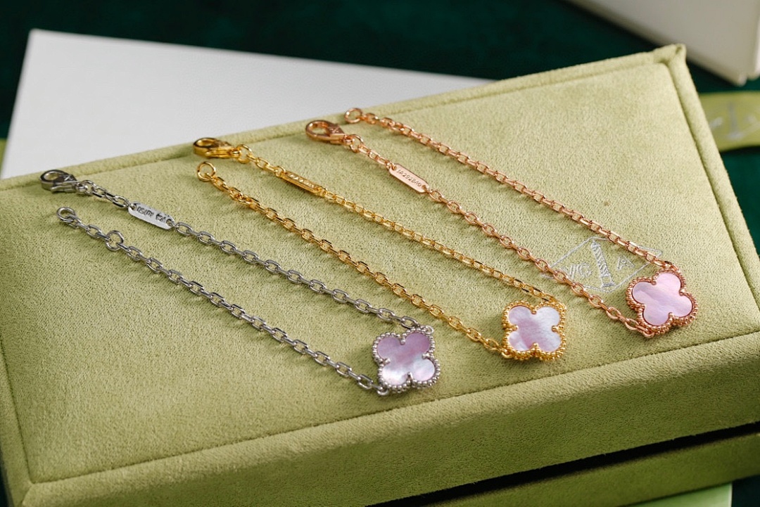 VCA Bracelet 121