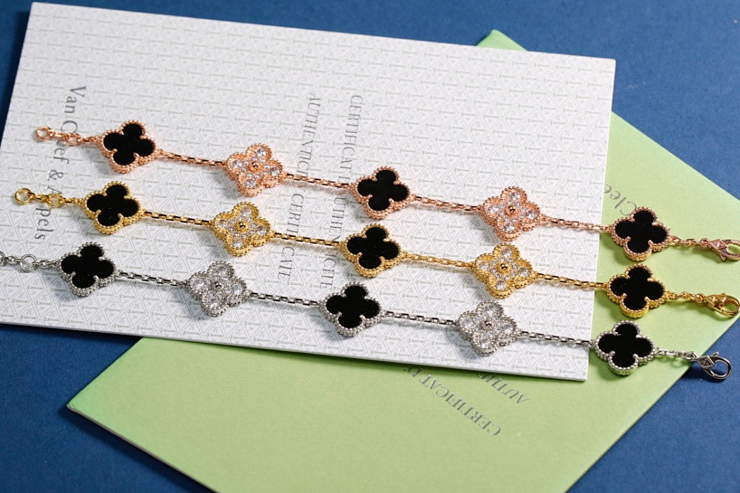 VCA Bracelet 135