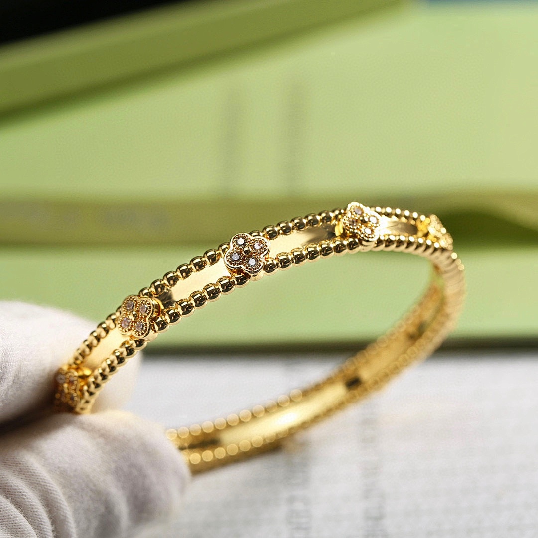 VCA Bracelet 149