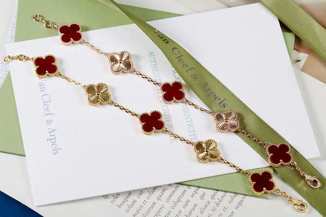 VCA Bracelet 161