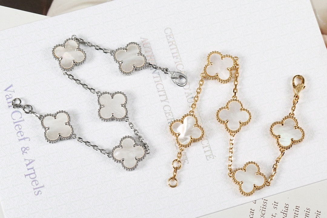 VCA Bracelet 180