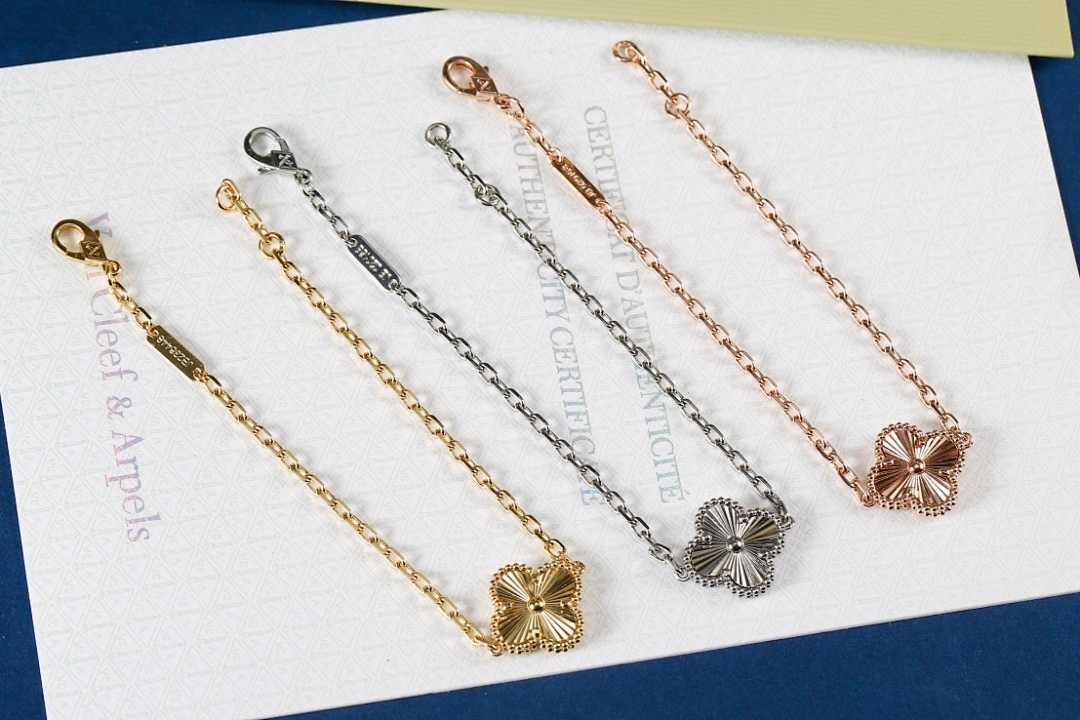 VCA Bracelet 181