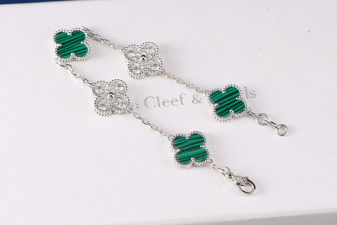 VCA Bracelet 207