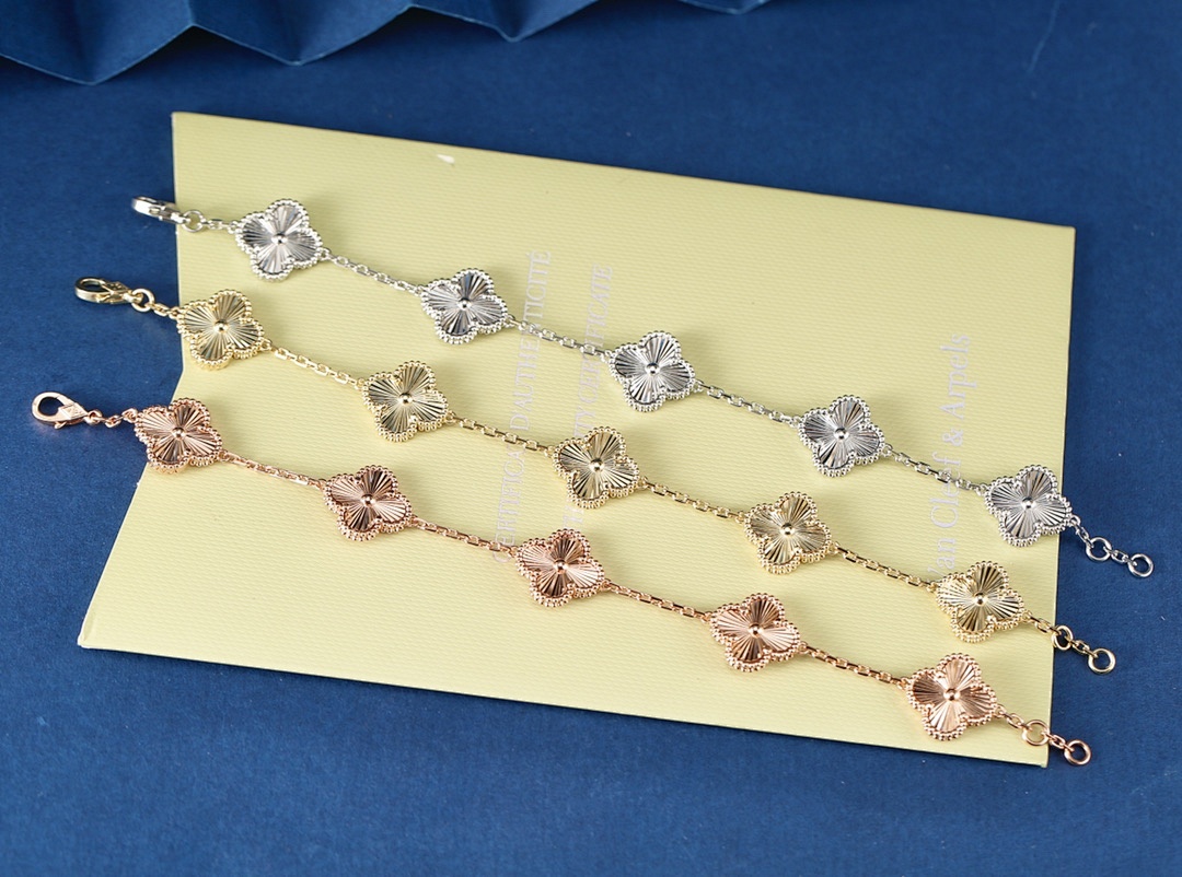 VCA Bracelet 208