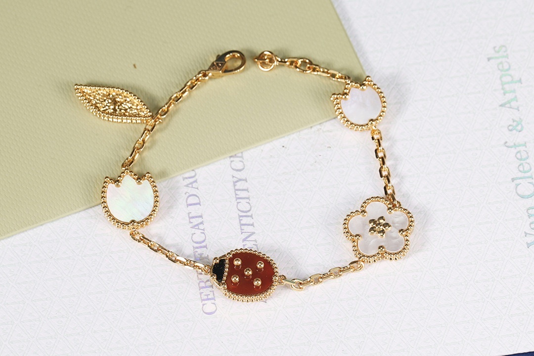 VCA Bracelet 210