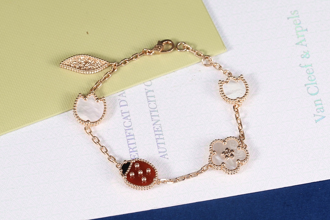 VCA Bracelet 211