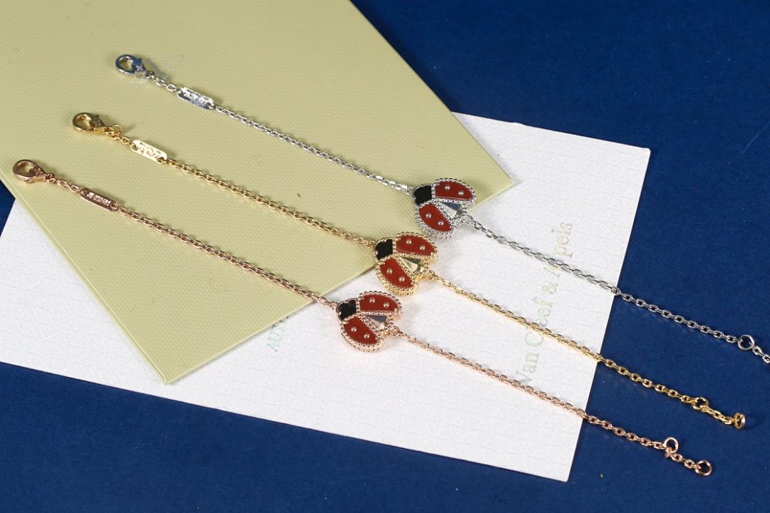 VCA Bracelet 215
