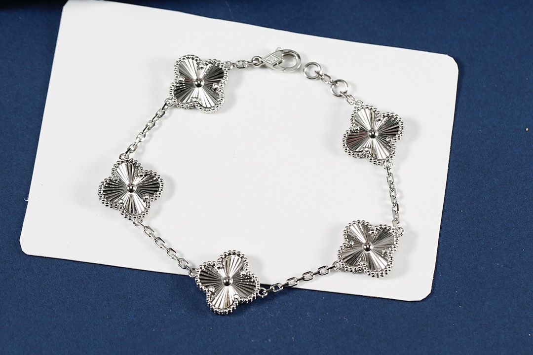 VCA Bracelet 220