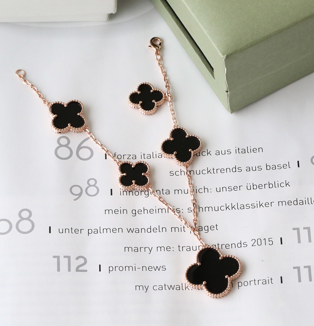 VCA Bracelet 260