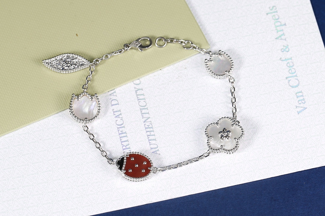 VCA Bracelet 285