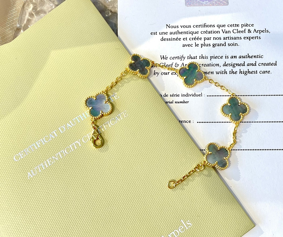 VCA Bracelet 299