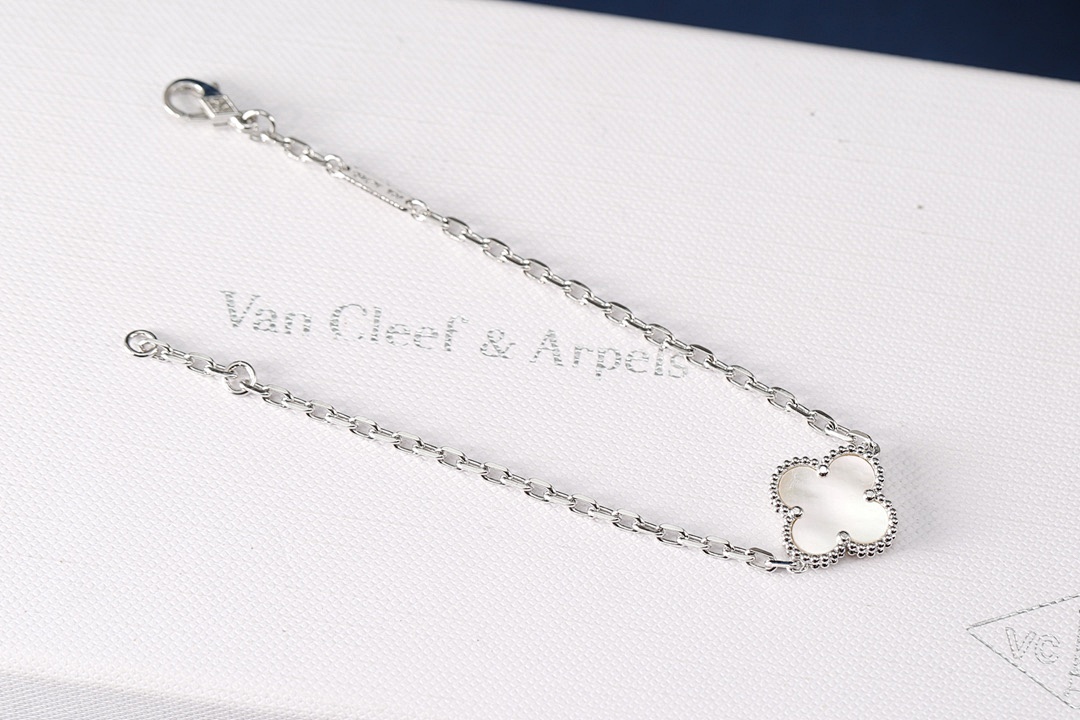 VCA Bracelet 303