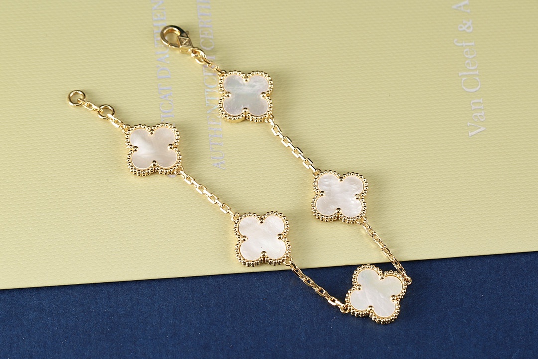 VCA Bracelet 304