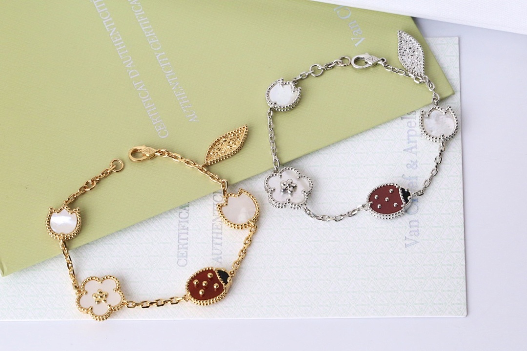 VCA Bracelet 311