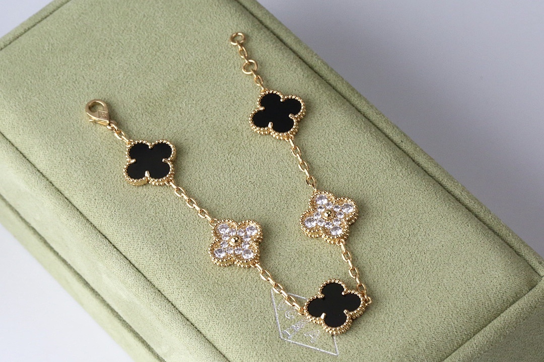 VCA Bracelet 319