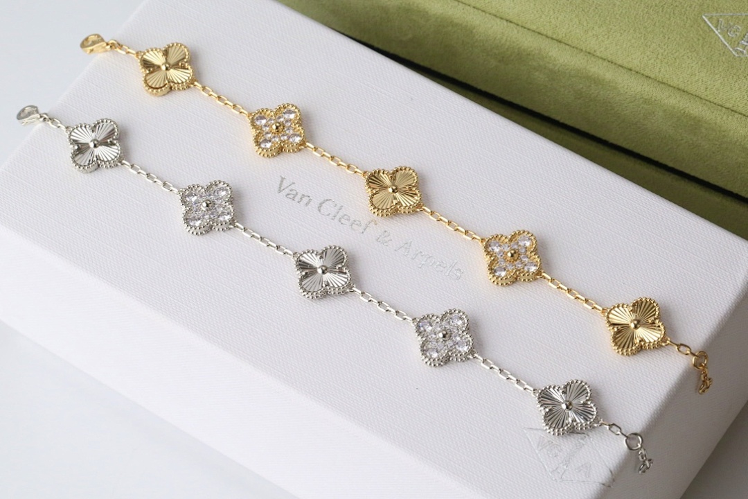VCA Bracelet 320