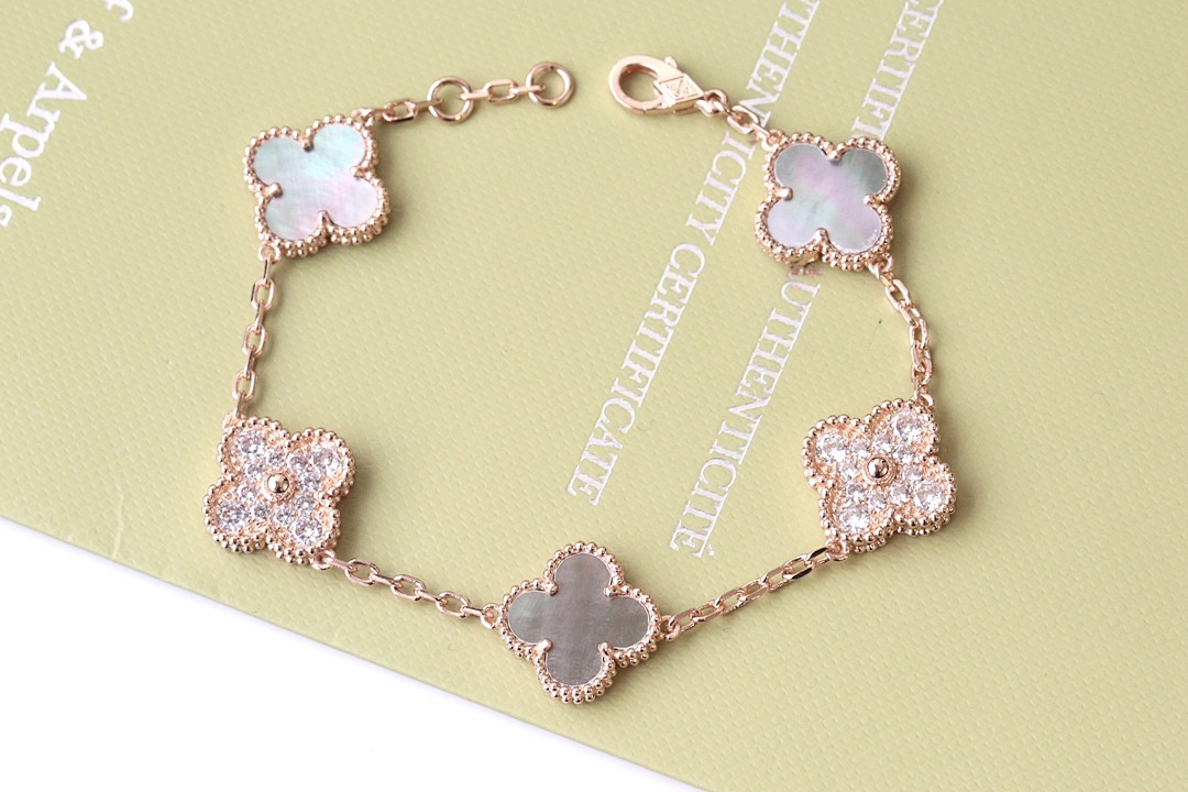 VCA Bracelet 323