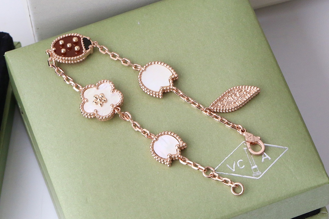 VCA Bracelet 335
